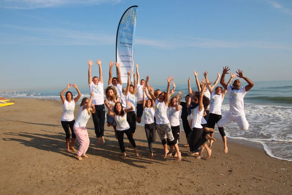 Formation de professeur de yoga de 300 heures de 28 jours à Misano, en Italie, au bord de la plage 7