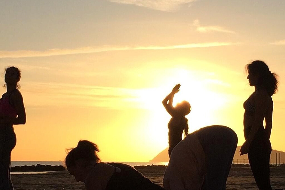 Formation de professeur de yoga de 300 heures de 28 jours à Misano, en Italie, au bord de la plage 20