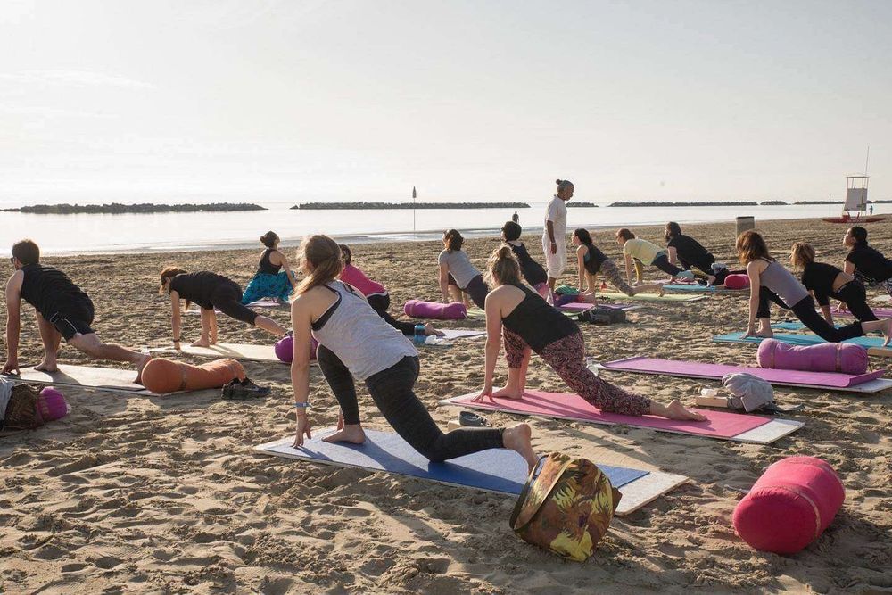 Formation de professeur de yoga de 300 heures de 28 jours à Misano, en Italie, au bord de la plage 10