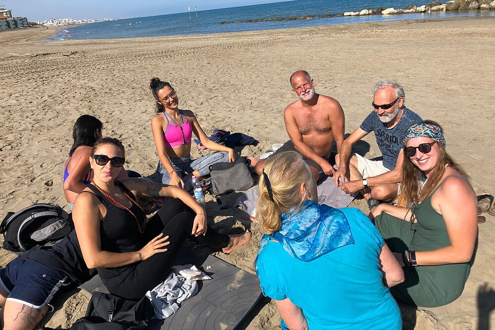 Formation de professeur de yoga de 300 heures de 28 jours à Misano, en Italie, au bord de la plage 13