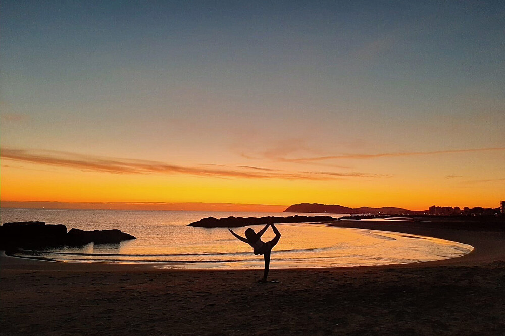 Formation de professeur de yoga de 300 heures de 28 jours à Misano, en Italie, au bord de la plage 19
