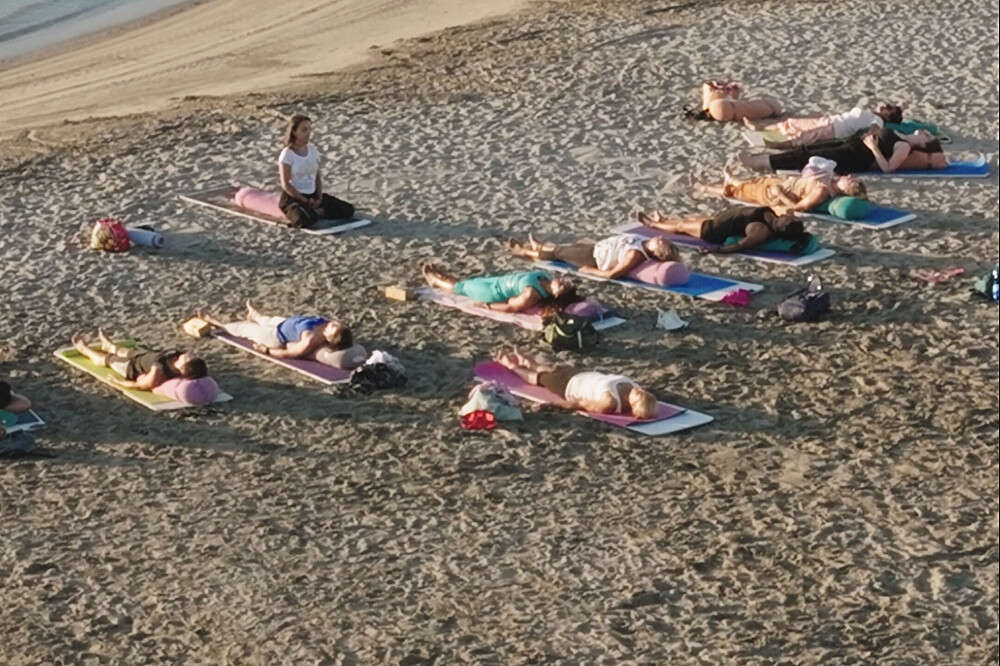 Formation de professeur de yoga de 300 heures de 28 jours à Misano, en Italie, au bord de la plage 12