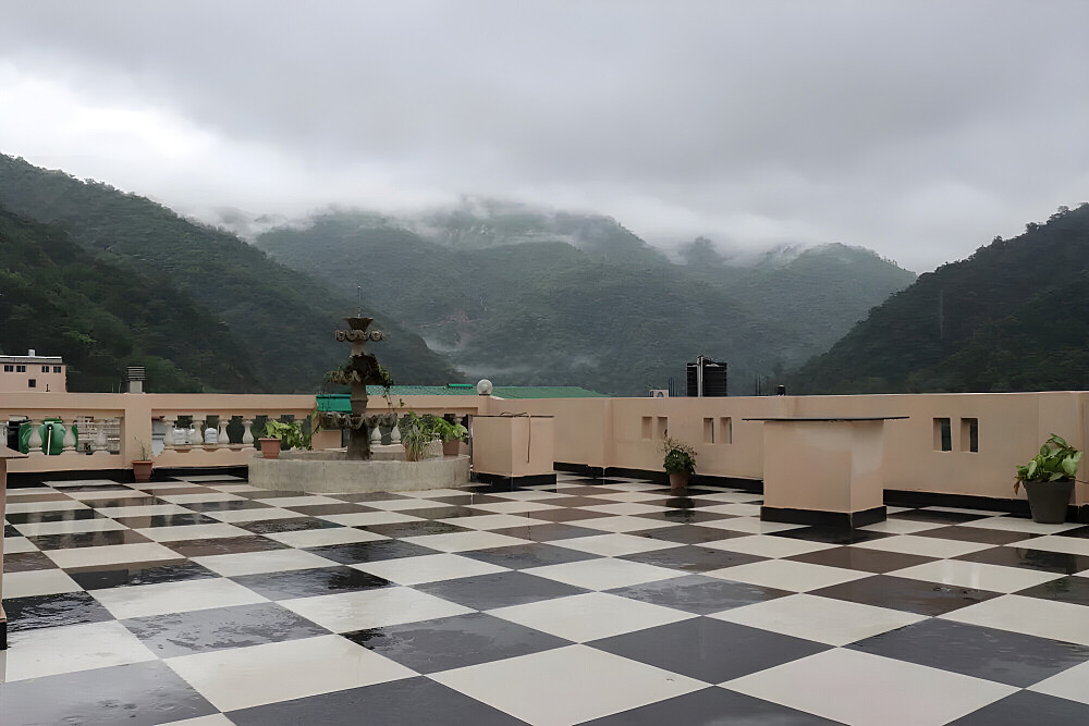 Formation de professeur de yoga de 300 heures de 28 jours à Rishikesh, en Inde 8