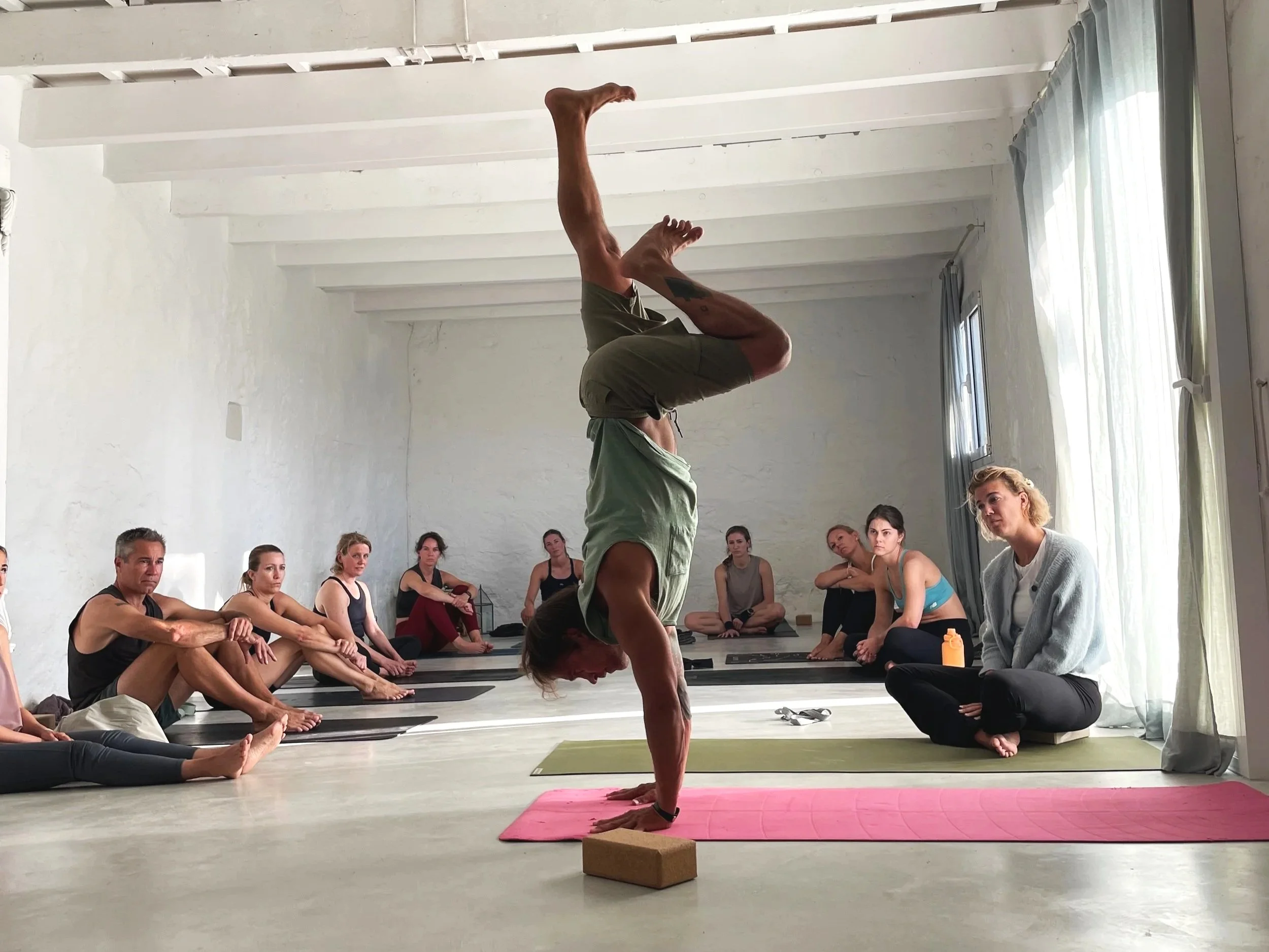 Retiro de Yoga Vinyasa de 6 Dias em Menorca, Espanha 2