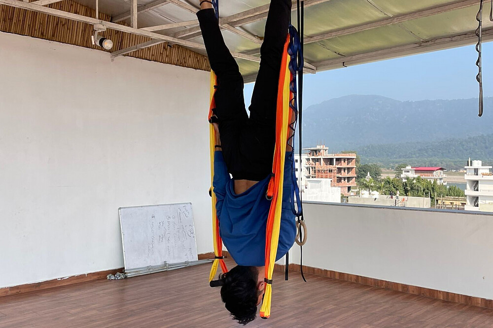 Formation d'enseignant de yoga aérien de 7 jours et 50 heures, certifiée YACEP, en Inde 16