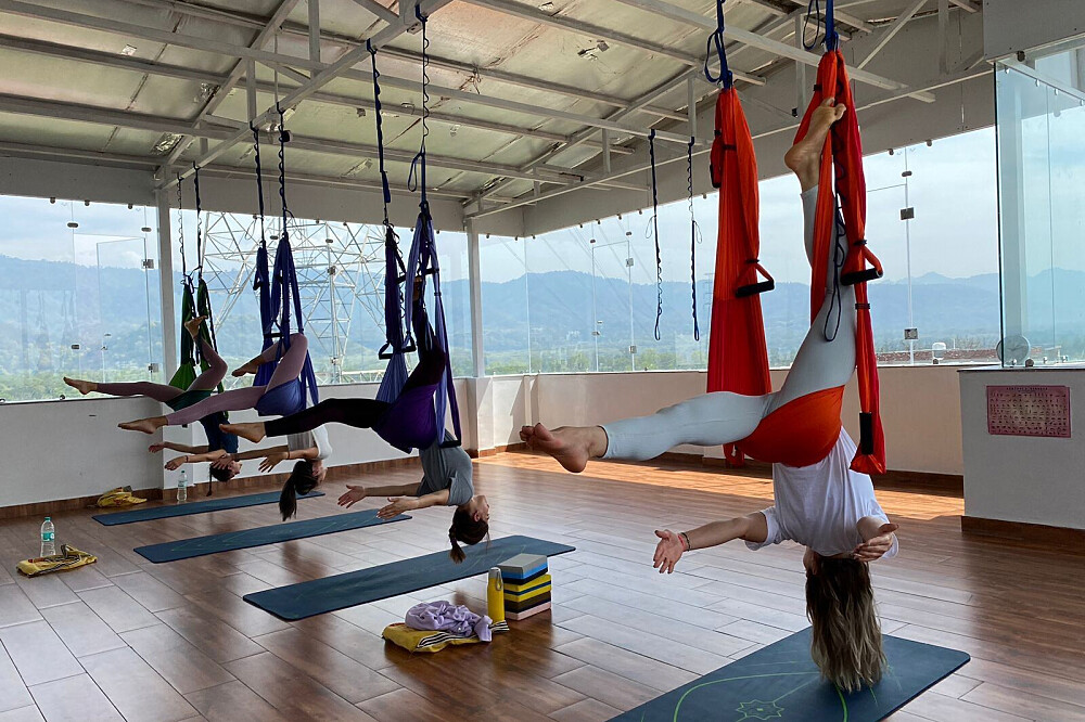 Formation d'enseignant de yoga aérien de 7 jours et 50 heures, certifiée YACEP, en Inde 28