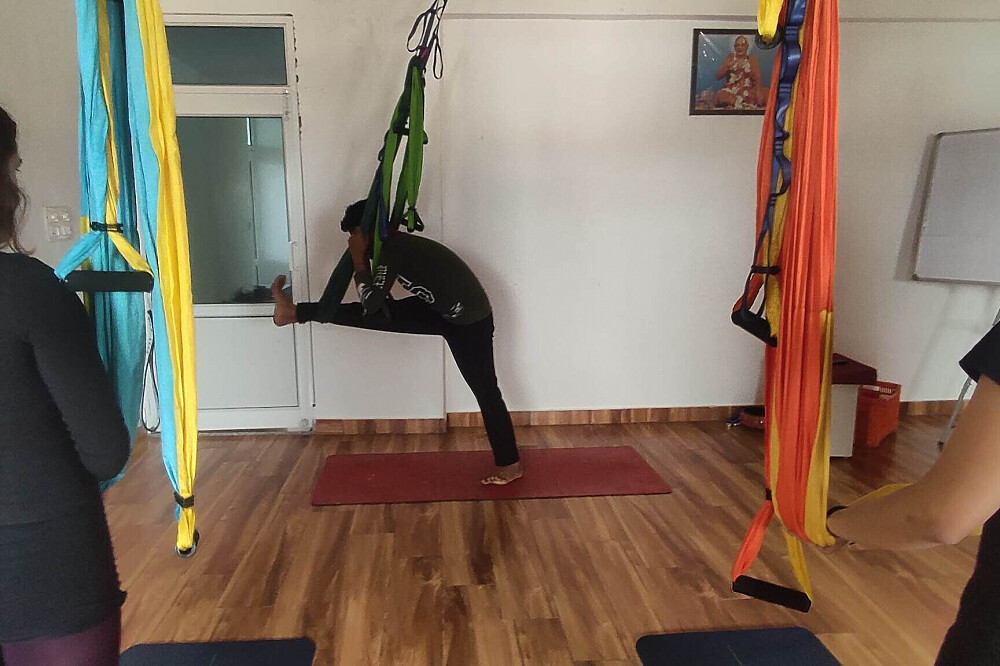 Formation d'enseignant de yoga aérien de 7 jours et 50 heures, certifiée YACEP, en Inde 11