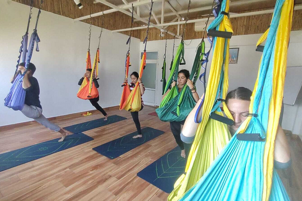 Formation d'enseignant de yoga aérien de 7 jours et 50 heures, certifiée YACEP, en Inde 18