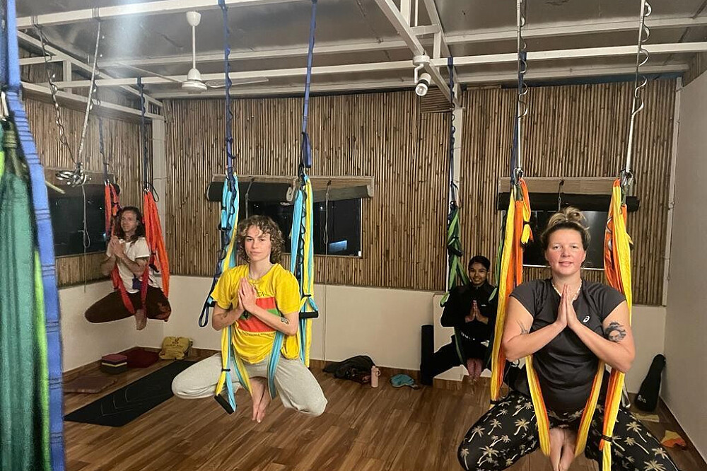Formation d'enseignant de yoga aérien de 7 jours et 50 heures, certifiée YACEP, en Inde 17
